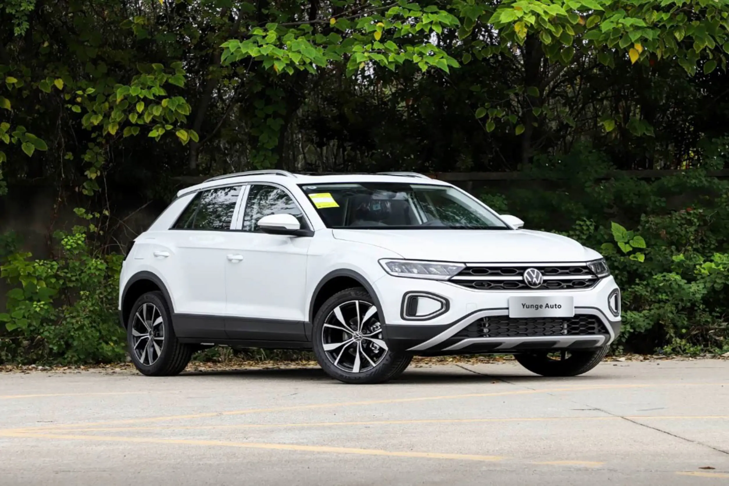 Volkswagen T-Roc 2026 300TSI DSG 2WD Starlight Edition White + Black Light Package